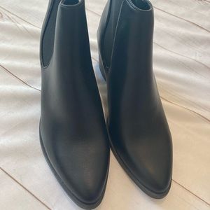 Pointed toe Chelsea boots